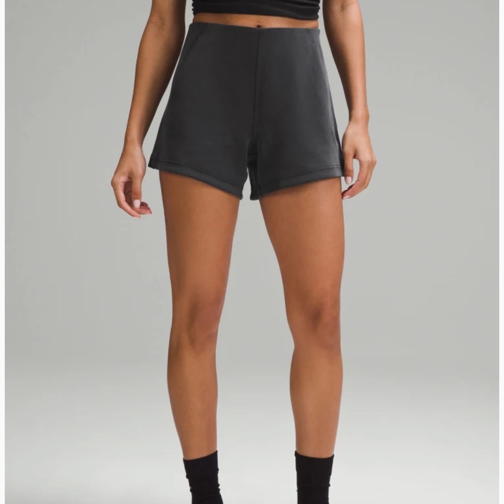 Lululemon Softstreme Kick-Flare Mid-Rise Short 4" NWT size 6 black - Picture 2 of 3